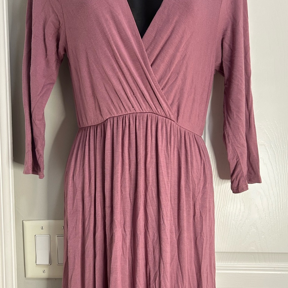 MOTHER BEE MATERNITY
Dress with Ruched Waist, 3/4 Sleeves, and V-Neck
Size:M - Picture 7 of 13